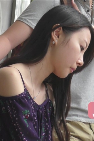 4k-公交站等车的粉嫩玉足小清新美女。（视频版）