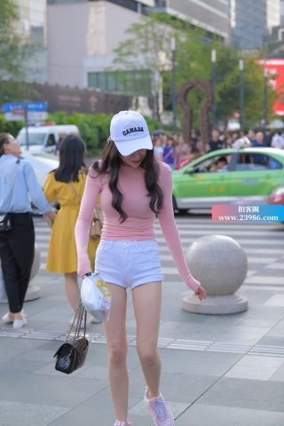 性感紧身短牛美眉