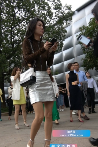 查看完整内容：4K - 街拍银白色短裙成熟S妇 [743 MB/MP4]（视频版） - 共10张图片