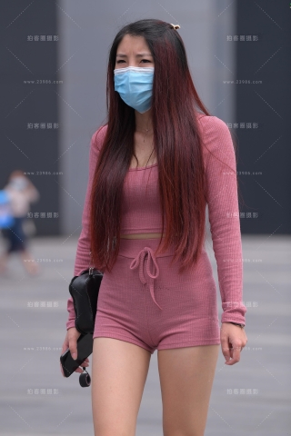 查看完整内容：紧身的热裤套装~ - 共17张图片