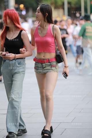 【玻璃街拍】长腿热裤小姐姐