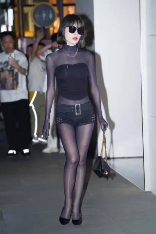 查看完整内容：极品黑丝高跟美女（完整版） - 共4张图片