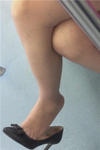 地铁上挑鞋的肉色丝袜美足少妇（视频版）