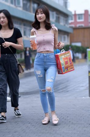 查看完整内容：街拍破洞紧牛姑娘的手袋很有个性 - 共18张图片