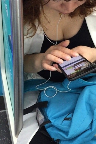地铁上拍摄丰满美女，你玩手机待我静静拍摄（视频版）