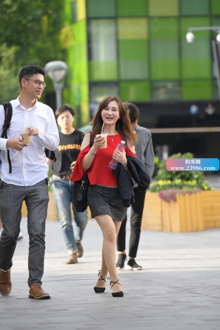 街拍红衣短裙美s妇