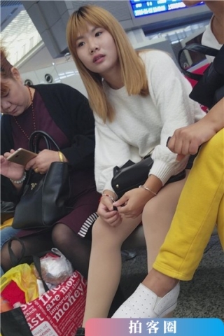 查看完整内容：4K - 偶遇母女二人一起出行的小妹（视频版） - 共8张图片