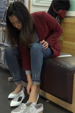 4K - 清秀女孩行云流水般地双脚试鞋 [1.37 GB/MP4]（视频版）