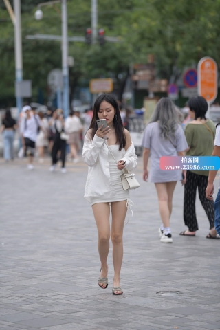街拍白色包臀裙小姐姐