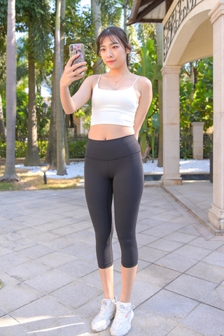 查看完整内容：别墅里的瑜伽少女（完整版） - 共3张图片