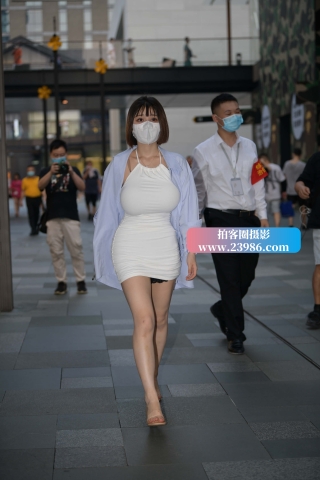 街拍白色短裙美女