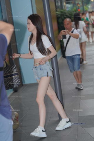 跟闺蜜逛街买衣服