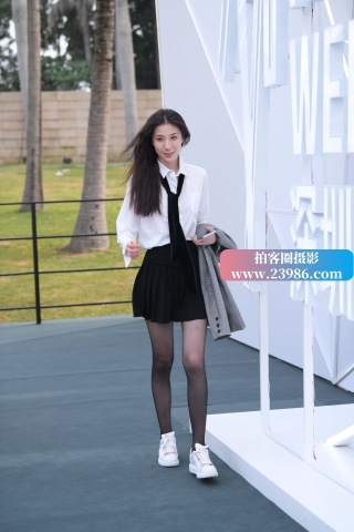 青春活泼短裙小姐姐