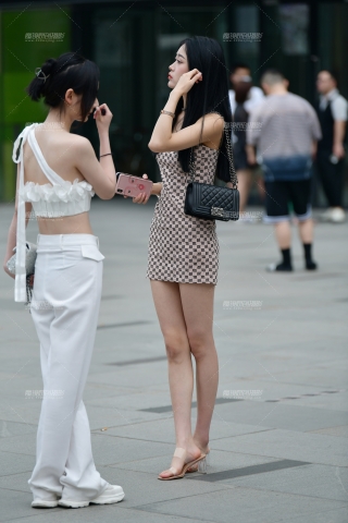 ★苗条吊带短裙美女