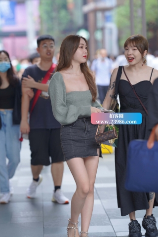 牛仔短裙小姐姐