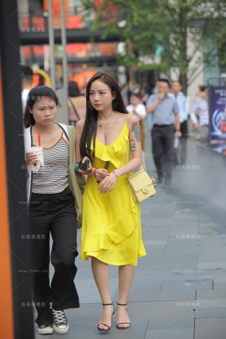 黄裙美眉