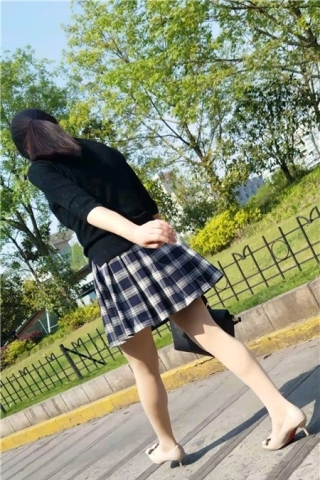 4K - 黑色毛衣格子裙街拍肉丝美女活力四射（视频版）