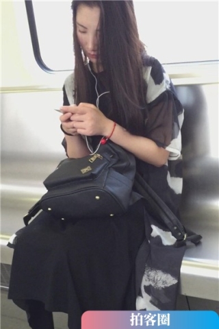 地铁拍摄高跟美足安静美姐姐（视频版）