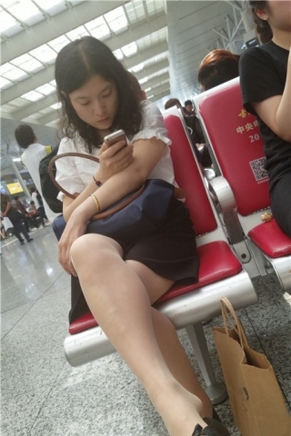 查看完整内容：4k视频，气质丝足美腿姐姐悄悄晾脚（视频版） - 共10张图片