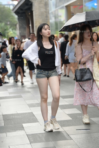 街拍紧致热裤美腿女生
