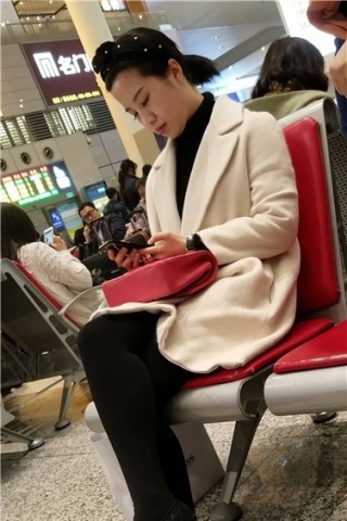 查看完整内容：4k超清，候车室拍摄知性气质打底裤袜美女姐姐（视频版） - 共10张图片