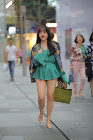 偶遇绿色短裙小姐姐