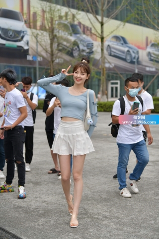 搭讪街拍活泼可爱的短裙小姐姐