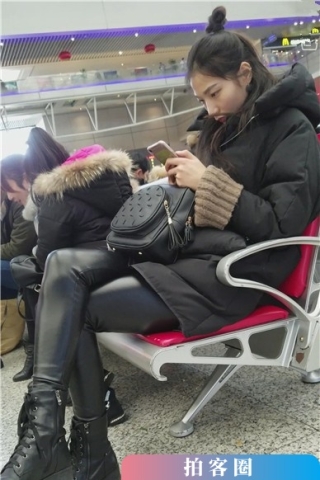 查看完整内容：4k-候车室内的皮裤长腿清纯女孩。（视频版） - 共6张图片