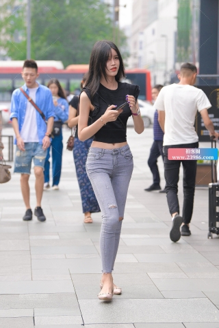 苗条小姐姐，臀却一点也不瘦