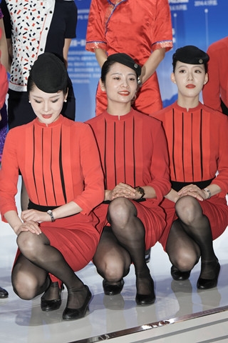 川航黑丝蹲姿细节惊喜（完整版）