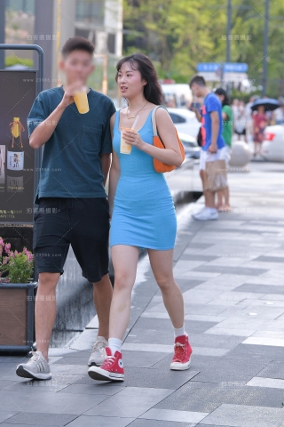 查看完整内容：蓝色包臀裙性感女友 - 共13张图片