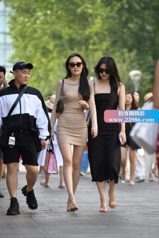 街拍性感包臀短裙美女