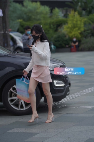 街拍大白腿朲槭