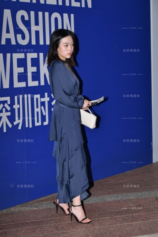 深蓝色长裙韵味美女