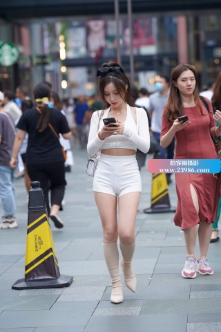 街拍白热牛小姐姐