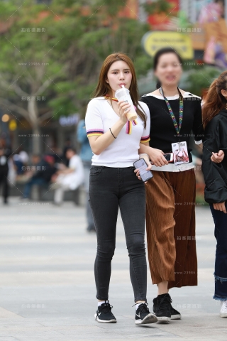 喝奶茶的紧牛美眉