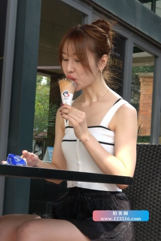 查看完整内容：4K - 吃雪糕的小清新街拍美女 [2.05 GB/MP4]（视频版） - 共14张图片