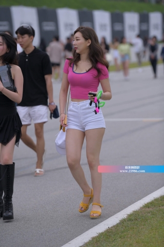 前凸后翘丰满短牛少妇