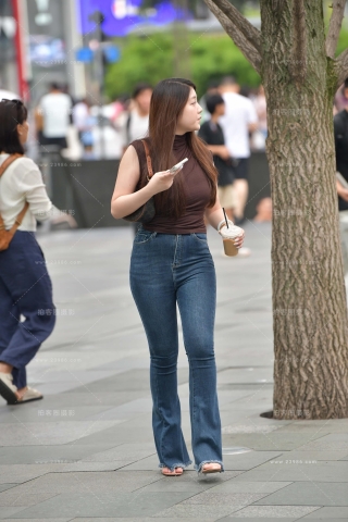 街拍丰腴身材，牛仔裤美女~（完整版）