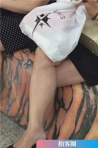 坐玉石上的高跟美腿少妇，偶尔晾晾脚（视频版）