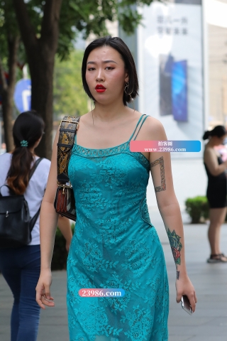 性感吊带裙少妇