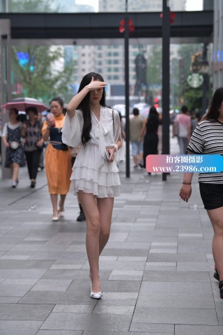 街拍好身材白色高跟美女