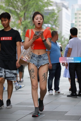 妹子腿上的纹身应该是假的吧