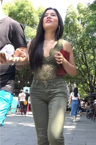 4K 军绿色紧身裤性感肥臀美女  [1.73 GB]（视频版）