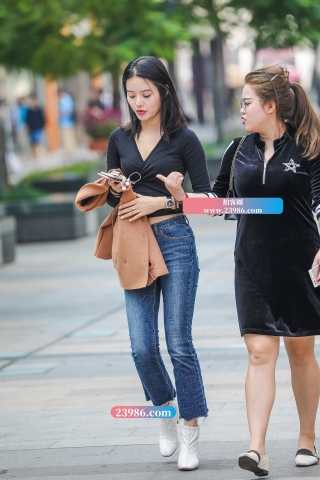 紧身牛仔恬静美眉