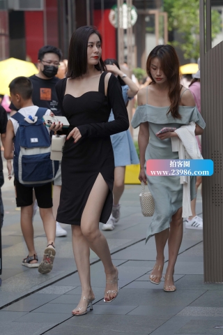 黑色开叉裙美腿小娇妻