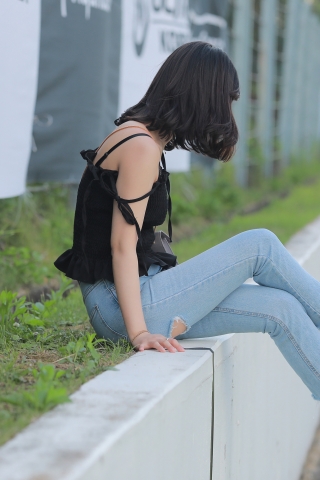 蓝色紧身牛仔裤美女