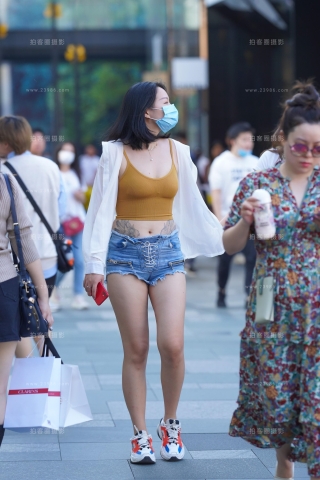 肉肉的超短热裤