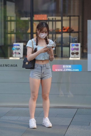 街拍双麻花辫邻家小妹