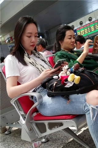 查看完整内容：4k-白T恤紧身蓝牛高颜值街拍美女（视频版） - 共8张图片